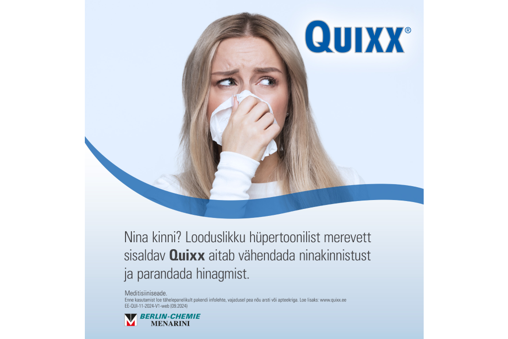 Naine katab oma nina salvrätikuga.