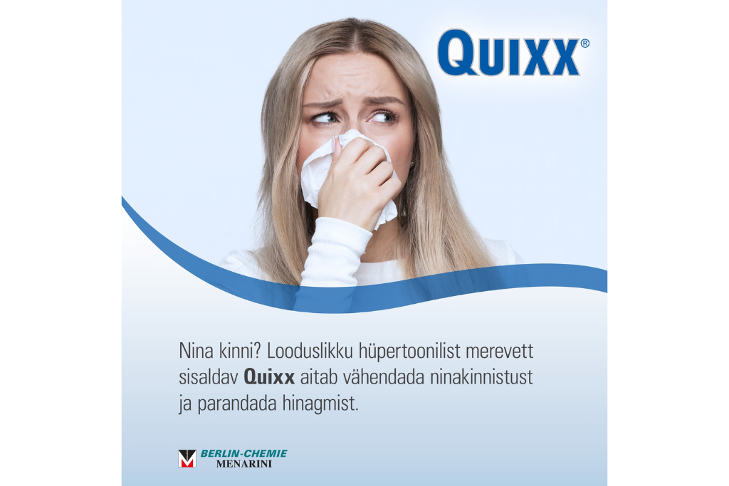 Naine katab oma nina salvrätikuga.