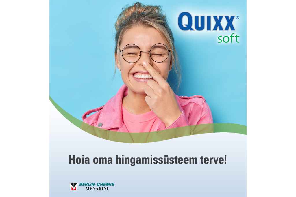 Õnnelik naine puudutab oma nina